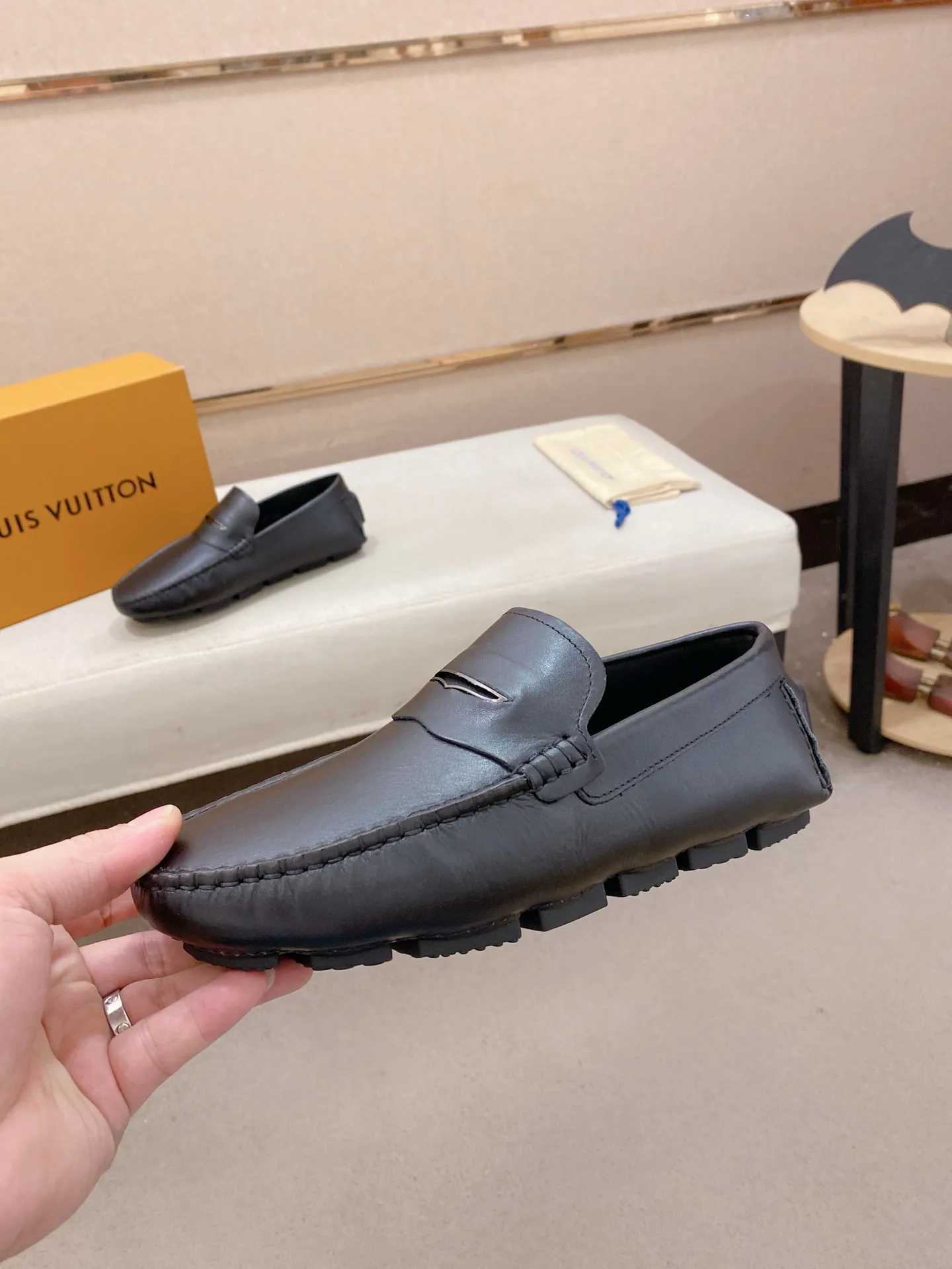 Factory price: 500💰High-end quality! LV 🆕🆕Exclusive hot-selling products in stock🔥🔥New products on the shelves, high-quality Ferragamo men's pea shoes, high-end casual driving shoes, with complete packaging! 💪 💪 Material: imported first-layer cowhide 🐂 + imported high-quality buffalo leather lining + wear-resistant outsole 👍🏻👍🏻 Features: high-end and comfortable, purely handmade 🚀 🚀 Create the perfect shoes that suit you best 🔥 🔥 Size: (38-44) 45 standard size can be customized!
